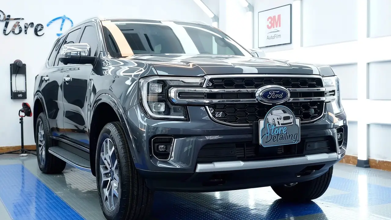 Xe ô tô bật đèn pha LED Store Detailing